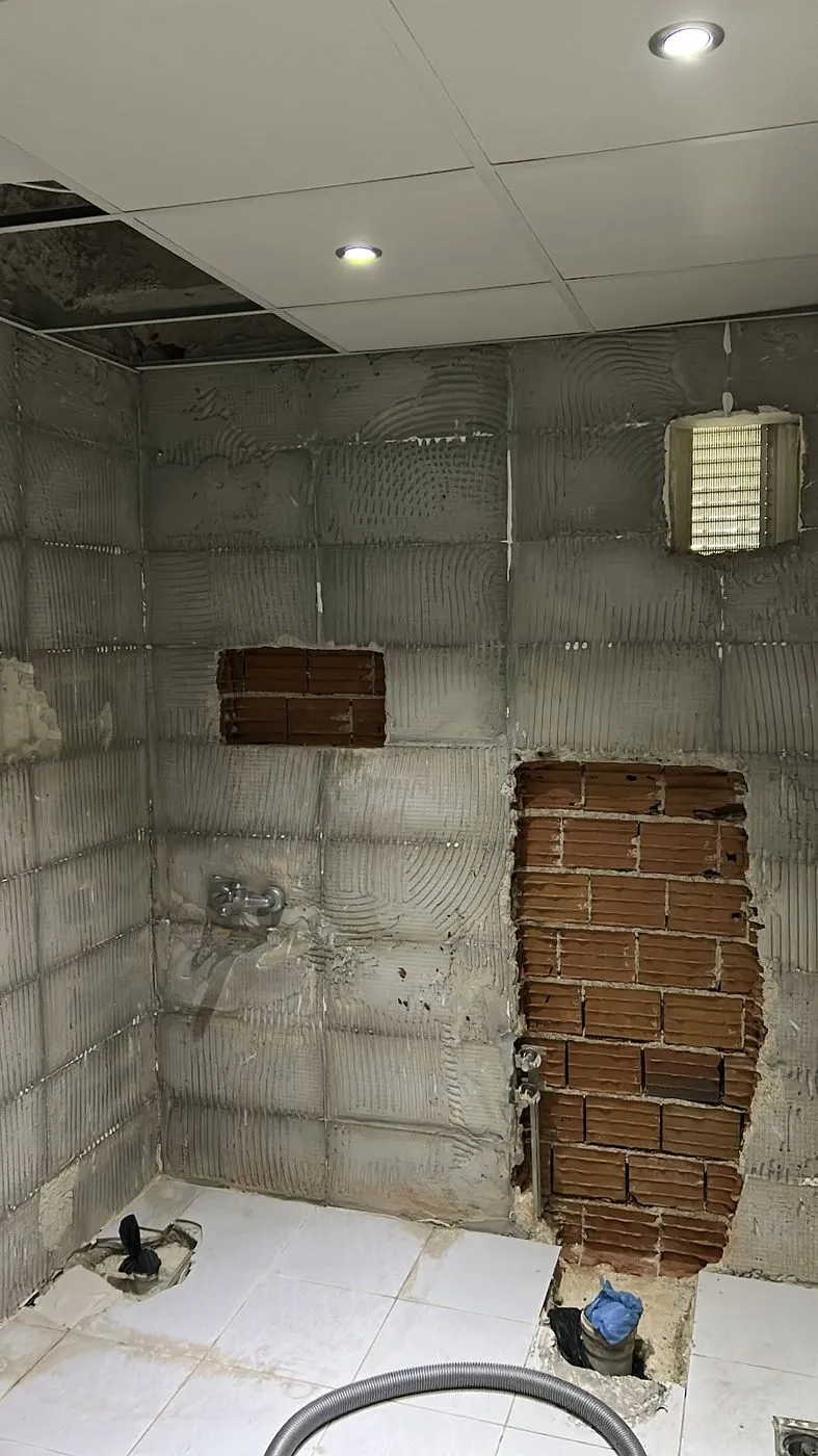 Banyo tadilatı öncesi fayansları sökülmüş, duvarları açık banyo