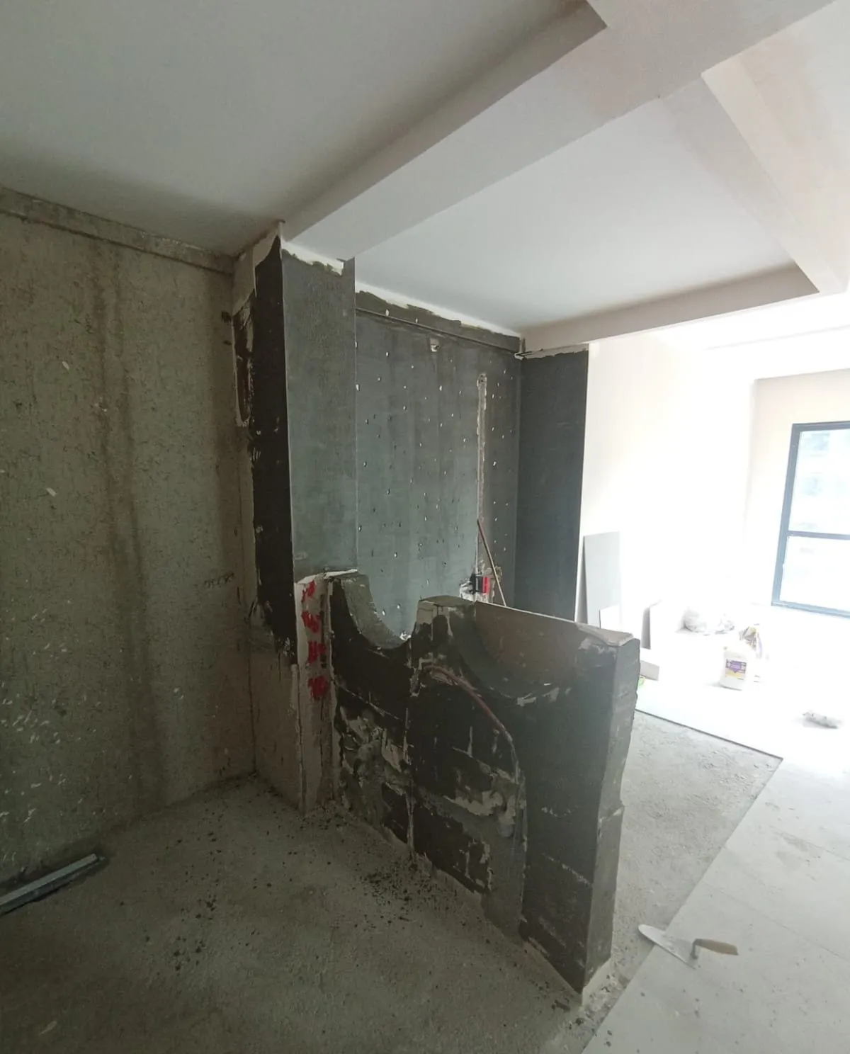 Sökümü yapılmış, sıvası açık banyo duvarları ve yeni tesisat