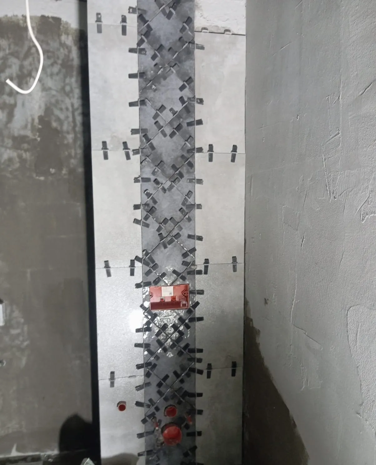 Banyo duvarında desenli dikey vurgu şeridi uygulaması