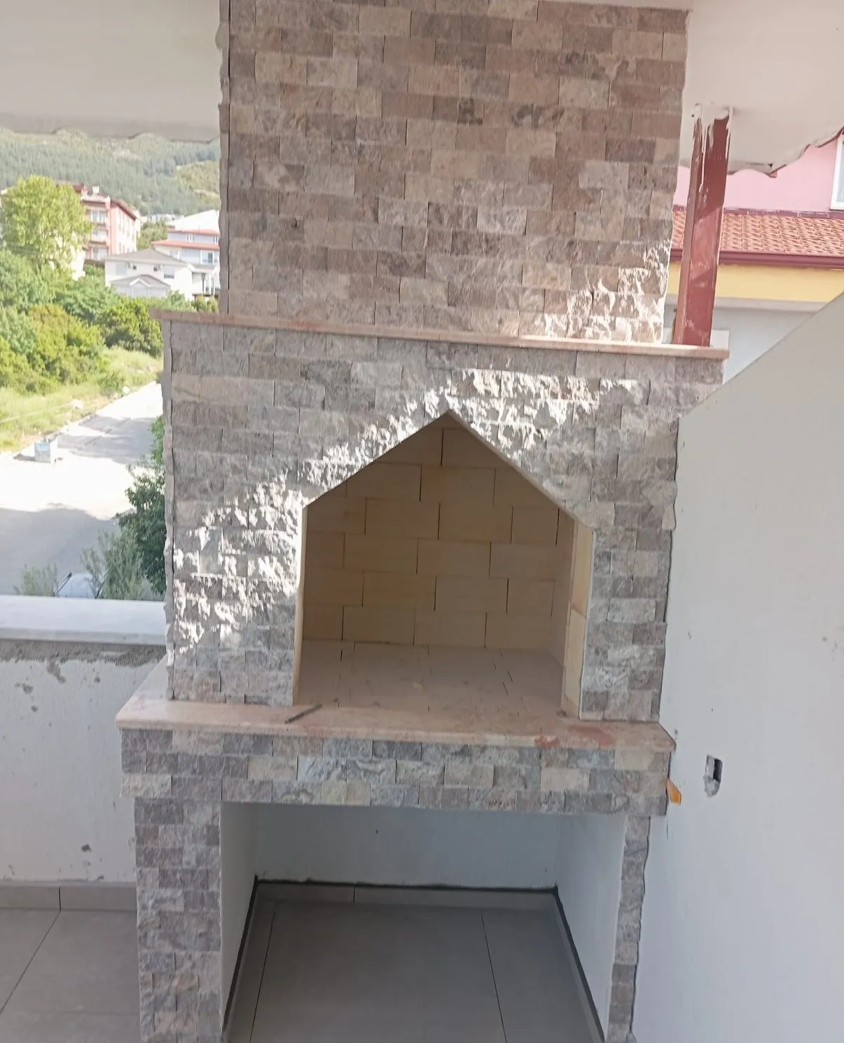 Taş kaplamalı mangalın yandan görünüşü